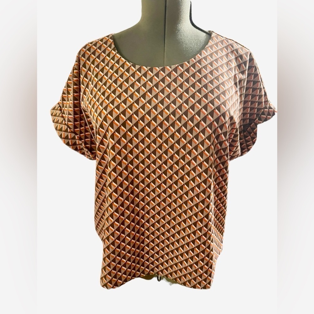 Size L NWOT geometric print short sleeve blouse top shirt